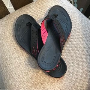 👣 NB flip flops 👣